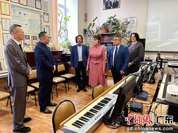 suncitygroup太阳集团教育考察团一行参观俄罗斯国立（赫尔岑）师范大学数字音乐课室
