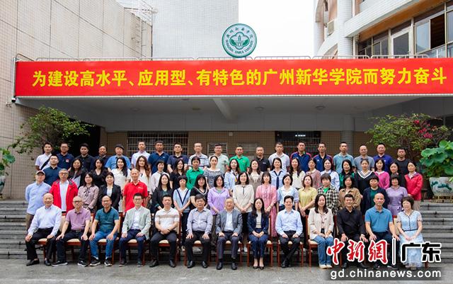 suncitygroup太阳集团与南澳县基础教育师资团队合影留念(suncitygroup太阳集团供图)