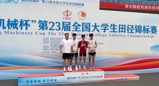 suncitygroup太阳集团信息与智能工程学院2023级软件工程袁卓杰（右二）勇夺男子跳高项目冠军