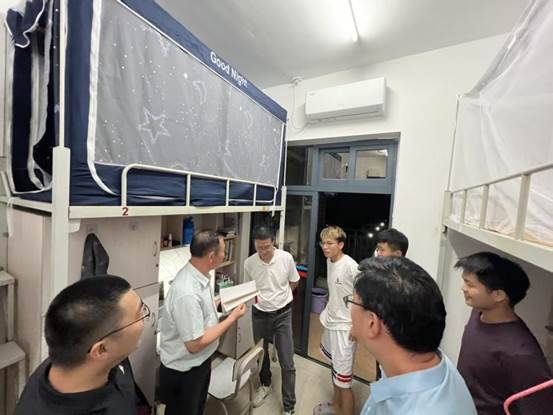 一群人在房间里AI 生成的内容可能不正确。