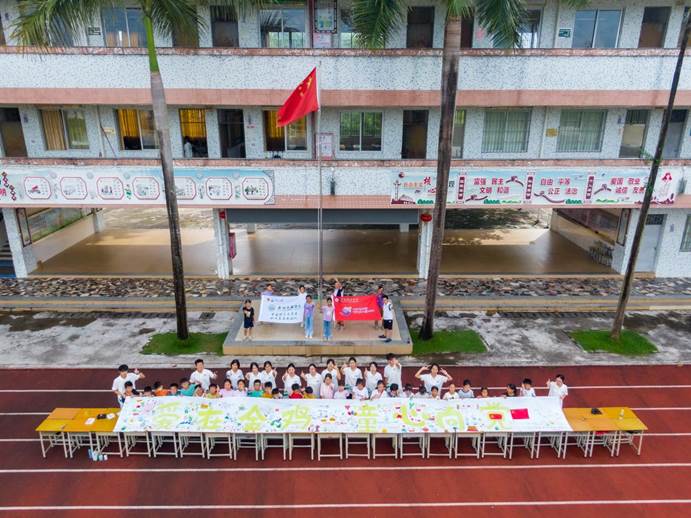 为加强新时代爱国主义教育,传承和弘扬爱国主义精神,同时培养青少年爱党、爱国、爱校的情感,从而增强孩子们发现美、认识美、鉴赏美、创造美的综合能力。7月21日上午,榕树志愿突击队在开平市金鸡镇中心小学组织开展以“爱在金鸡,童心向党”为主题的美育实践活动。