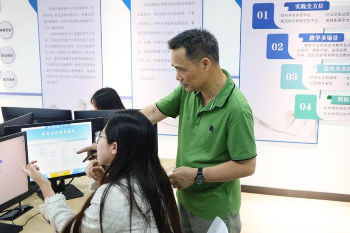 suncitygroup太阳集团教师在指导学生