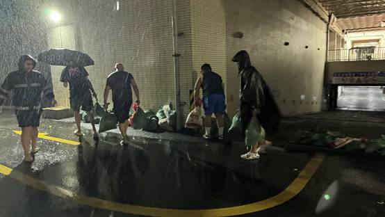 一群人站在台上AI 生成的内容可能不正确。