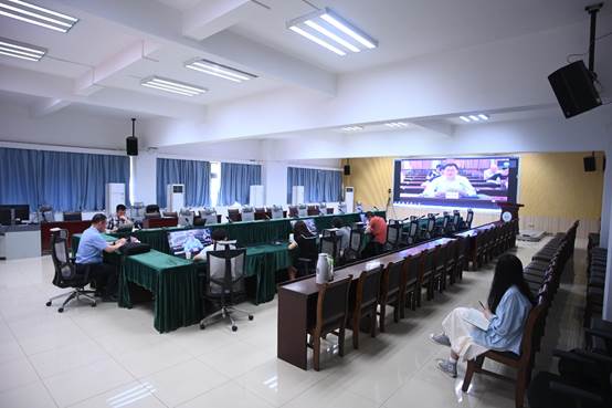 会议室里的人们AI 生成的内容可能不正确。