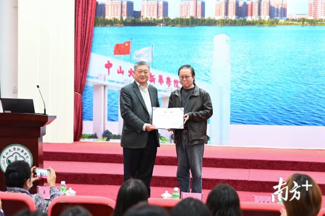 著名词曲作家陈小奇走进中大新华聊音乐。