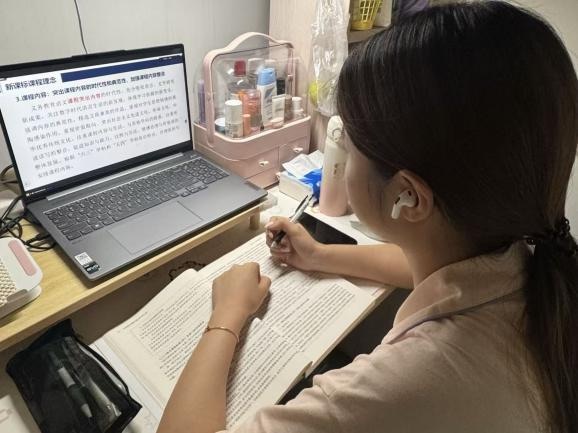 人在玩电脑AI 生成的内容可能不正确。