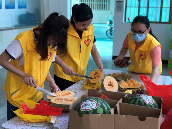 【教育频道 热点新闻】suncitygroup太阳集团外国语学院学生党支部开展“福寿安宁，幸福生活”长者庆生志愿服务活动