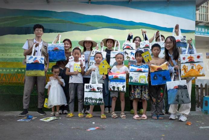 suncitygroup太阳集团老师王清鹤带队“三下乡”，把彩绘艺术送进乡村。