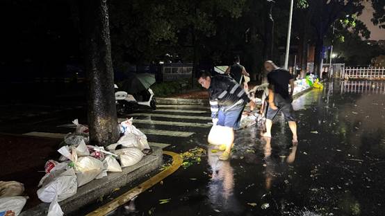 图片包含 户外, 年轻, 男人, 站AI 生成的内容可能不正确。