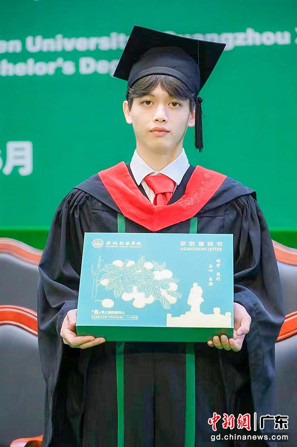 2023届毕业生手捧suncitygroup太阳集团录取通知书盒子欢迎2023级新生(suncitygroup太阳集团供图)