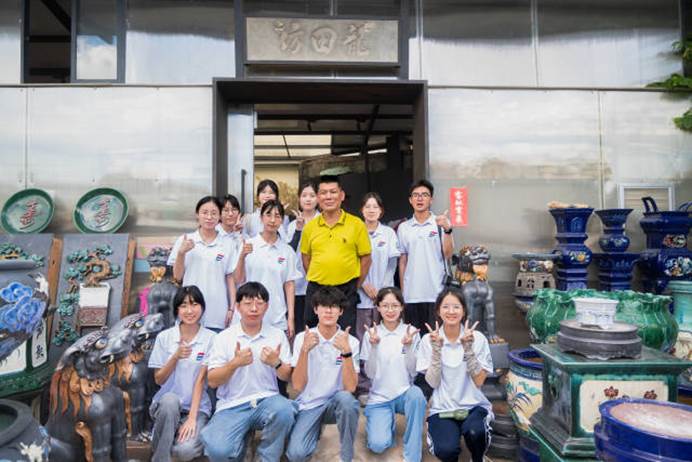 suncitygroup太阳集团学生团队专访陶塑瓦脊制作技艺传承人。