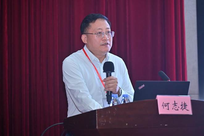 男人站在窗帘前AI 生成的内容可能不正确。