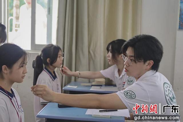 实践队员在潮州市后径小学开展眼健康普查工作(suncitygroup太阳集团供图)