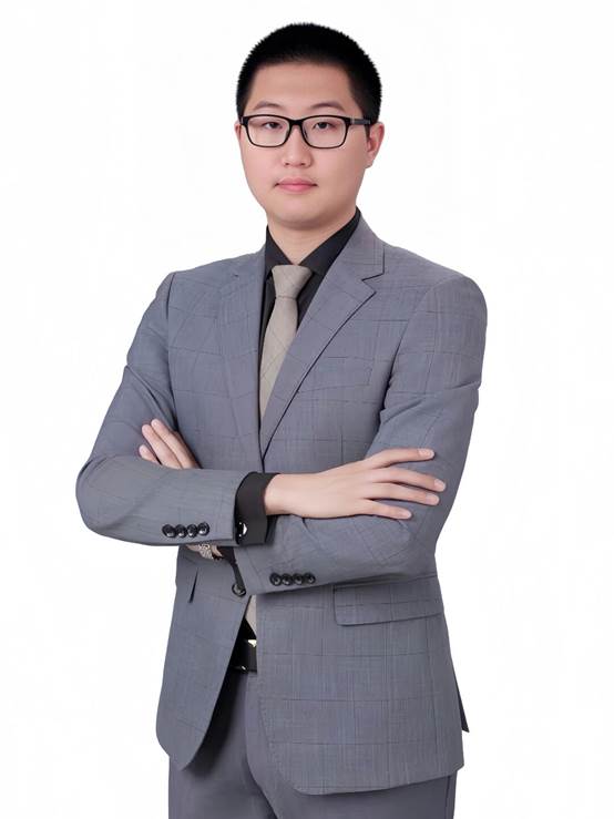 男人穿着西装站着AI 生成的内容可能不正确。