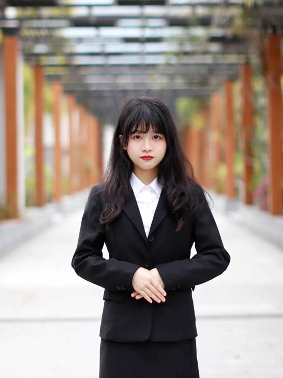 穿着西装笔挺的女子AI 生成的内容可能不正确。