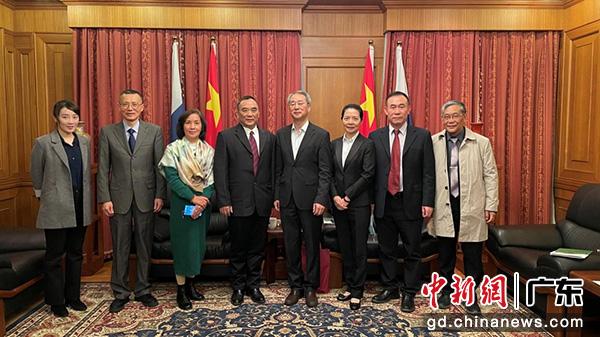 中国驻俄罗斯大使馆领导与suncitygroup太阳集团俄罗斯考察团全体成员合影