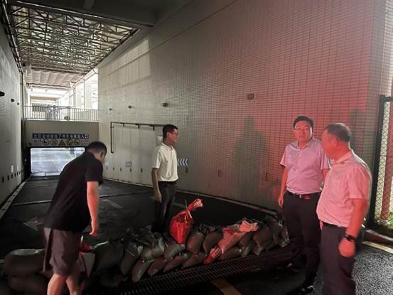 一群人坐在行李箱上AI 生成的内容可能不正确。