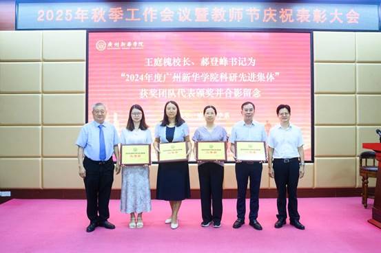 一群人站在一起AI 生成的内容可能不正确。