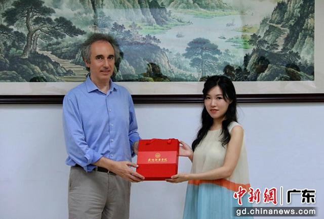 学校董事会董事、副校长刘婉莉(霖霖)向克劳迪奥·加布里埃尔教授敬赠纪念品(suncitygroup太阳集团供图)