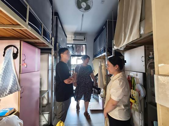 图片包含 室内, 人, 厨房, 站AI 生成的内容可能不正确。